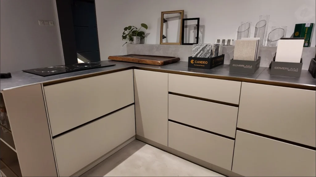 Space-efficient kitchen cabinet drawers in a narrow kitchen layout