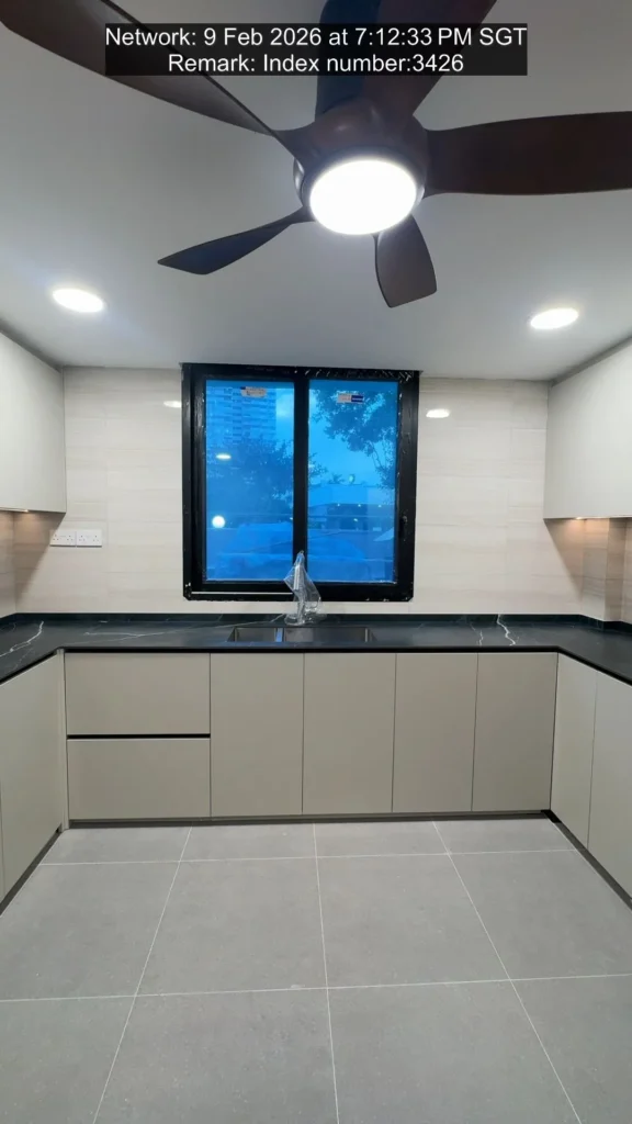 Tse7en full view L shaped aluminium kitchen cabinets with window and black countertop
