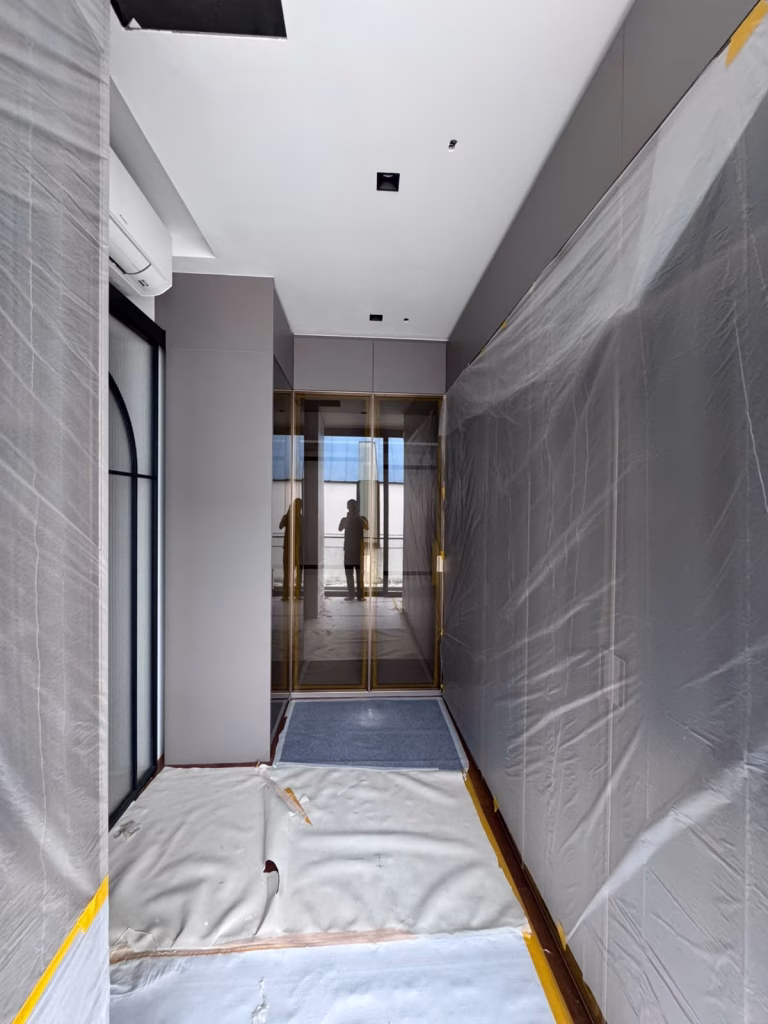 Walk-in Wardrobe Corridor with Glass Wardrobes | T Se7en Singapore