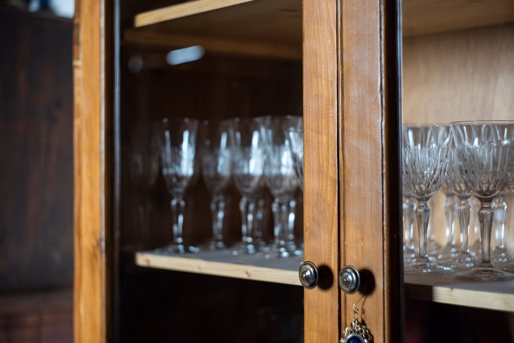 Aluminium Display Cabinet vs Wood: Which Is Better