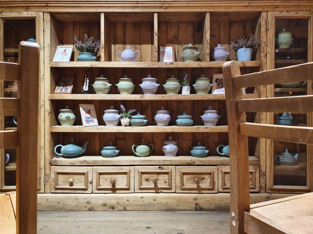 Aluminium Display Cabinet vs Wood: Which Is Better