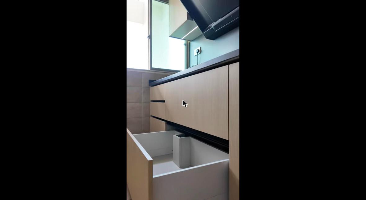 Deep drawer with in-drawer organiser in a light wood-grain PET-G aluminium cabinet