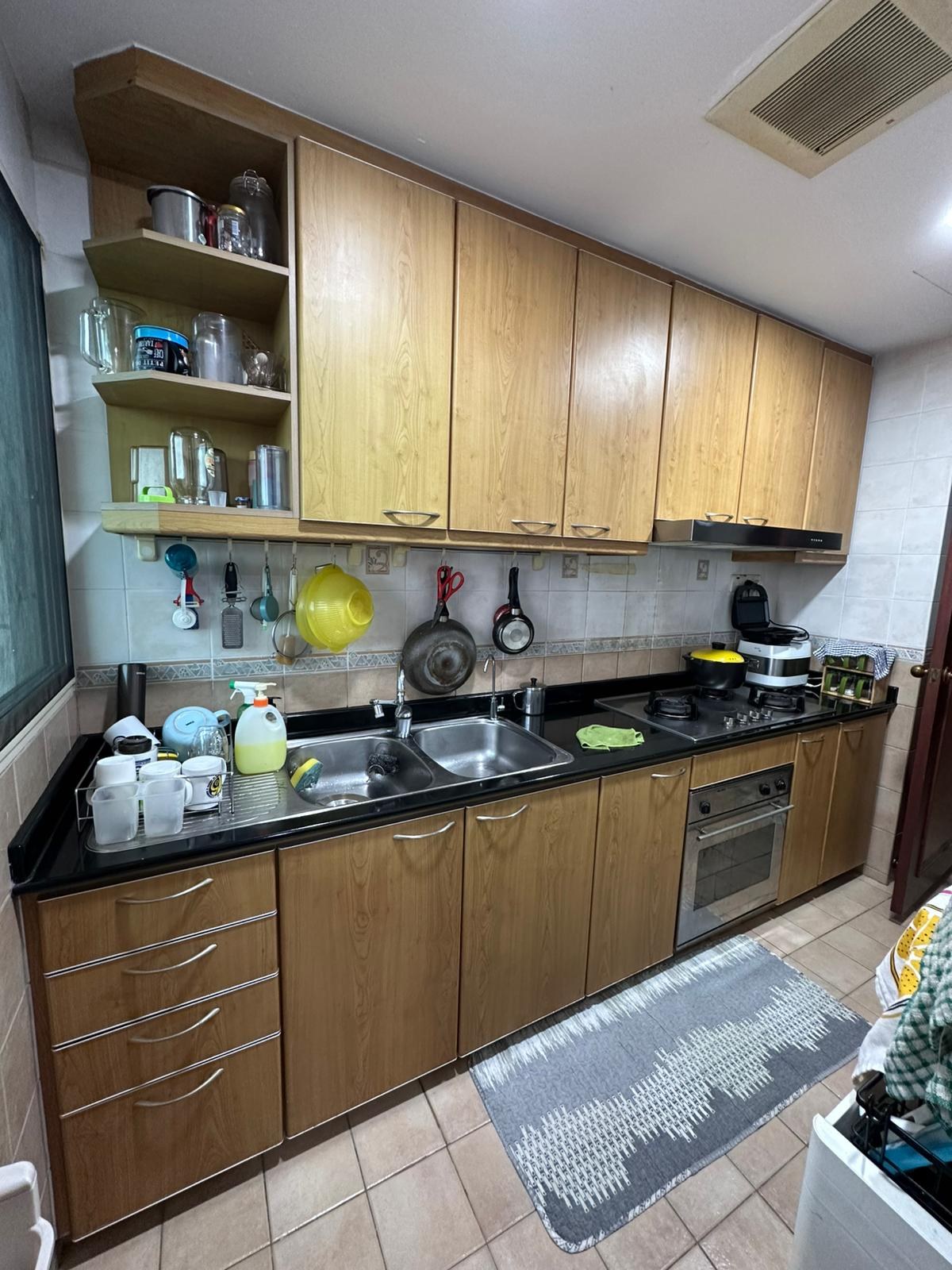 Old kitchen cabinets at Yishun Emerald before replacement