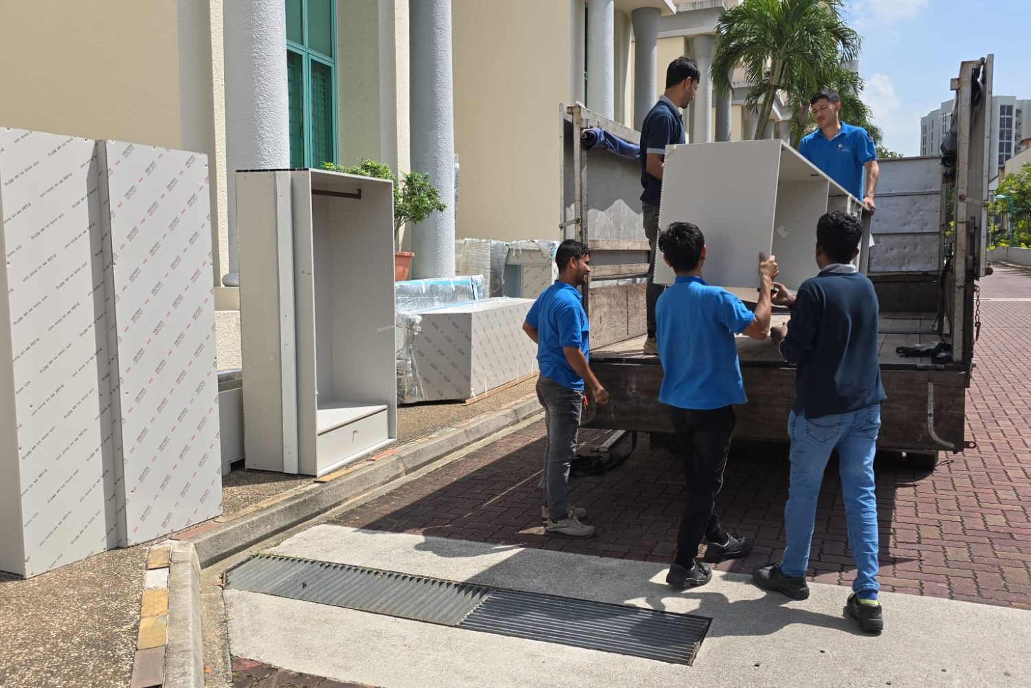 men-lifting-kitchen-cabinets-queenstown-singapore